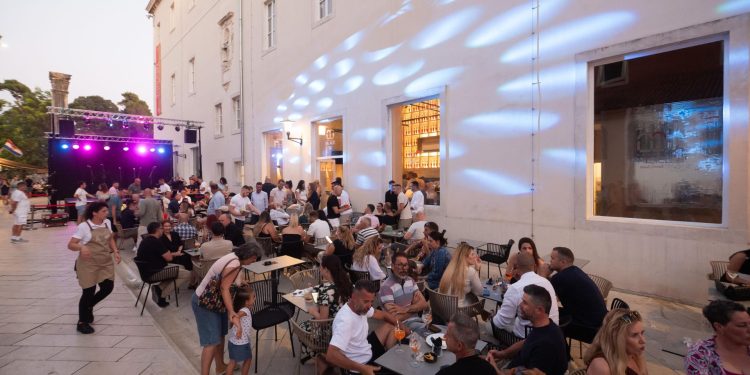 Evo novih fotografija Kavane Palace u Providurovoj palači! Postavljena je i pozornica za glazbeni program, sve je spremno za otvorenje