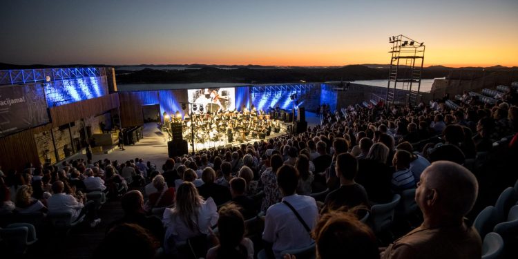 Šibenska narodna glazba sinoć slavila turizam: Prvi turist došao u grad četiri godine prije njezina osnutka