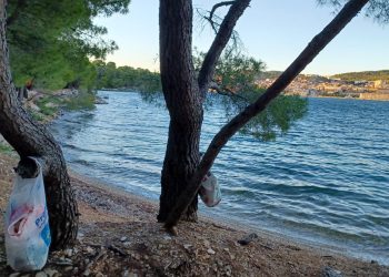 Nova dekoracija u Dubokoj: Vreće sa smećem njišu se na stablima duž cijele uvale