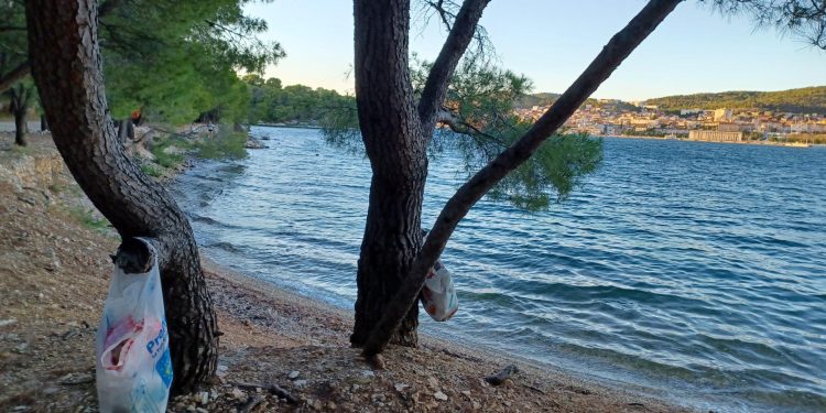 Nova dekoracija u Dubokoj: Vreće sa smećem njišu se na stablima duž cijele uvale