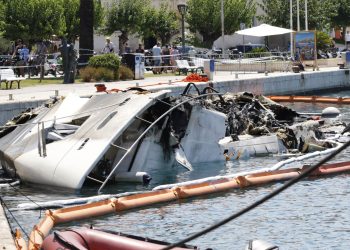 Slobodna Dalmacija – Vlasnik jahte izgorjele u Makarskoj ‘kao da je u zemlju propao’, prijeti mu veliki trošak ako ne ukloni ostatke