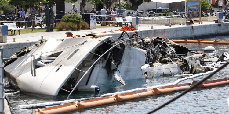 Slobodna Dalmacija – Vlasnik jahte izgorjele u Makarskoj ‘kao da je u zemlju propao’, prijeti mu veliki trošak ako ne ukloni ostatke