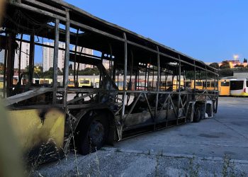 Slobodna Dalmacija – Evo kako izgleda autobus koji je planuo u Blizni kraj Trogira. Vjerojatno ga više nećemo viđati na cesti…