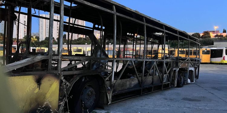 Slobodna Dalmacija – Evo kako izgleda autobus koji je planuo u Blizni kraj Trogira. Vjerojatno ga više nećemo viđati na cesti…