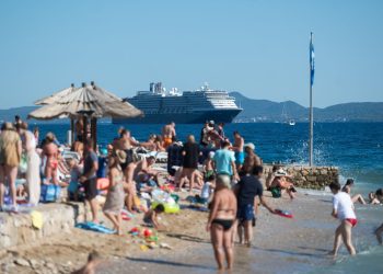Današnji dan mnogi su iskoristili za kupanje na gradskoj plaži Kolovare, svoje mjesto za sunčanje zauzele su i brojne ljepotice