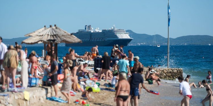 Današnji dan mnogi su iskoristili za kupanje na gradskoj plaži Kolovare, svoje mjesto za sunčanje zauzele su i brojne ljepotice