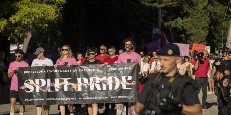 Slobodna Dalmacija – Split Pride prošao bez incidenta, okupilo se oko 300 ljudi koji su u dobrom raspoloženju prošetali splitskim ulicama