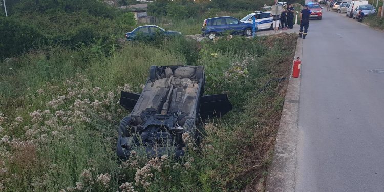 Slobodna Dalmacija – Teška prometna nesreća na Hvaru: automobil završio na krovu, vozačicu ‘čupali’ vatrogasci; donosimo fotografije s terena