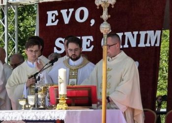 Slobodna Dalmacija – Velika fešta u Zagori: mladu misu slavio don Robert, treći sin-svećenik u obitelji Pudar, uskoro će ga Splićani upoznati