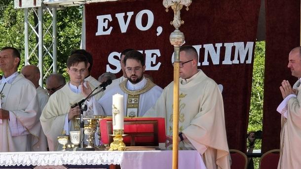 Slobodna Dalmacija – Velika fešta u Zagori: mladu misu slavio don Robert, treći sin-svećenik u obitelji Pudar, uskoro će ga Splićani upoznati
