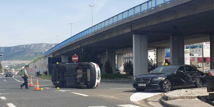 Slobodna Dalmacija – Teška prometna nesreća na velikom križanju u Splitu: u sudaru dva auta jedno završilo na boku, donosimo slike s terena