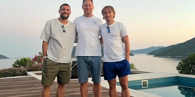 Slobodna Dalmacija – Vatreni Luka Modrić i Mateo Kovačić s Vicencom Blagaićem obišli Tri sestrice, gdje je u planu luksuzni turistički resort