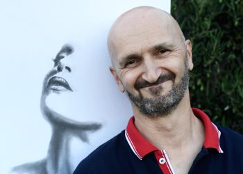 Slobodna Dalmacija – Kostanjski poštar piše Sviličiću scenarij za film. Crteže prodaje širom svijeta. Izdao je zbirku pjesama. I odlično kuha