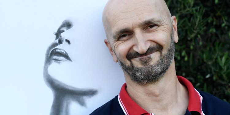 Slobodna Dalmacija – Kostanjski poštar piše Sviličiću scenarij za film. Crteže prodaje širom svijeta. Izdao je zbirku pjesama. I odlično kuha