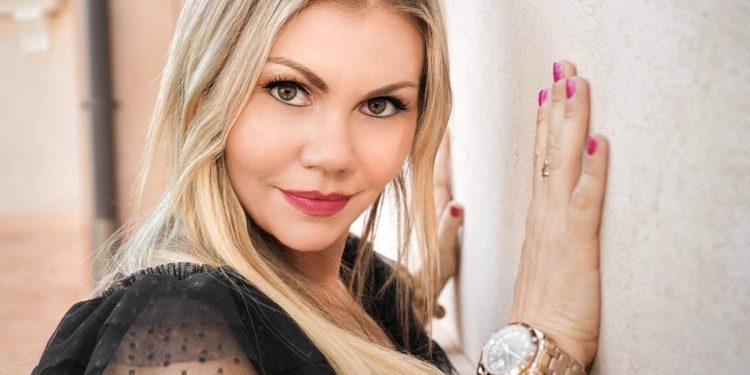 Slobodna Dalmacija – Operne pjevačice u velikoj humanitarnoj akciji u Kaštelima: naučite pjevati i pomozite samohranoj majci petero djece