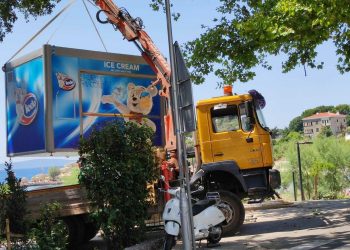 Slobodna Dalmacija – Šok za kupače najpoznatije splitske plaže; na ulazu jutros ‘osvanuo’ bager, ostali su bez još jednog sadržaja…