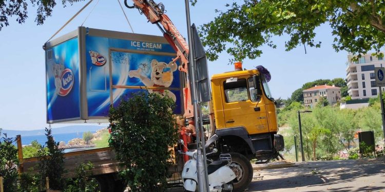 Slobodna Dalmacija – Šok za kupače najpoznatije splitske plaže; na ulazu jutros ‘osvanuo’ bager, ostali su bez još jednog sadržaja…