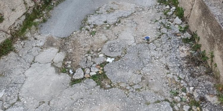 Slobodna Dalmacija – Splićanka vapi za pomoći zbog razrovane ceste: ‘Problem su susjedi i Grad, a samo čekamo da se neko dijete polomi!’
