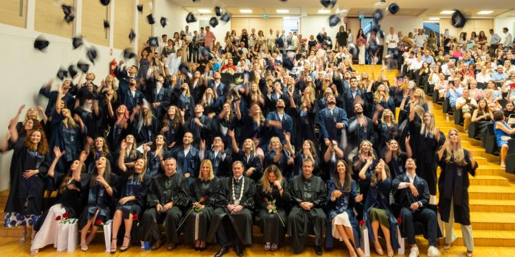 Slobodna Dalmacija – Velika fešta na Medicinskom fakultetu u Splitu! U tri dana održane tri promocije; donosimo popis 146 najboljih studenata