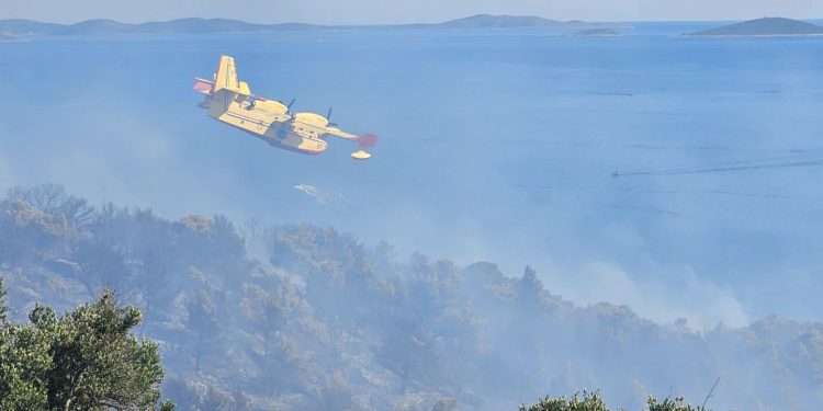 Digli dronove i zaustavili kanadere! Policija privela i drugog muškarca koji je ugrozio gašenje opasnog požara
