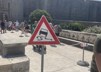 Zbunjujući prometni znak: Opasnost od proklizavanja kroz vrata od Pila!