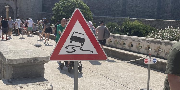 Zbunjujući prometni znak: Opasnost od proklizavanja kroz vrata od Pila!