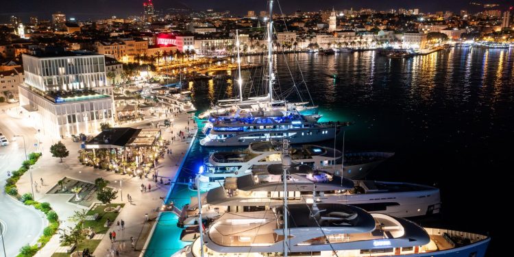 Slobodna Dalmacija – Prizori koji oduzimaju dah! Pogledajte fascinantne fotografije milijunskih jahti usidrenih na splitskoj Zapadnoj obali