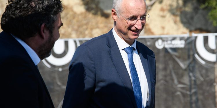 Slobodna Dalmacija – Puljak predstavlja izmišljene projekte, i ne posustaje na plus 40. A što radi oporba? Niti ne pokušava držati tempo…