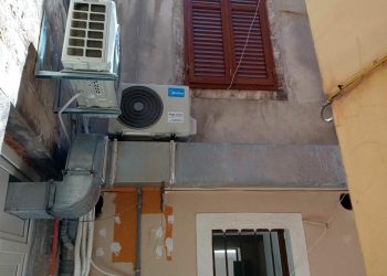 Nakon našeg članka skinute su klime u ulici Stomorica! “Imam želju otvoriti košarkaško igralište na Trgu. Imam za dva rižota!”