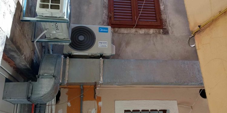 Nakon našeg članka skinute su klime u ulici Stomorica! “Imam želju otvoriti košarkaško igralište na Trgu. Imam za dva rižota!”