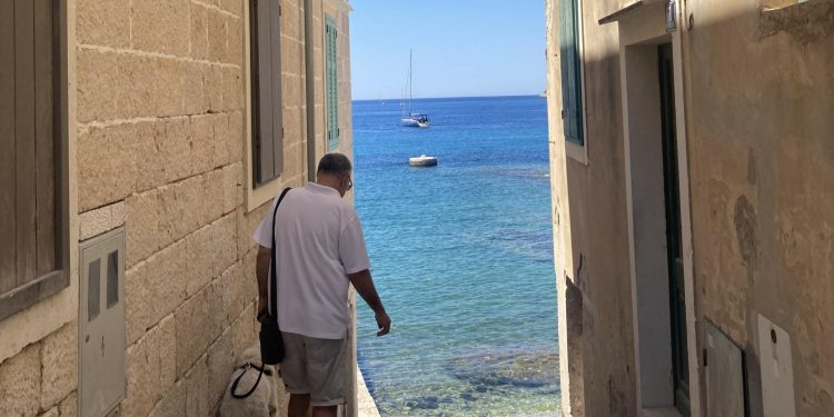 Slobodna Dalmacija – Razina mora stalno raste. Što će biti s kućama koje su ‘prvi red do mora’? Prijeti li im pad vrijednosti, a onda…