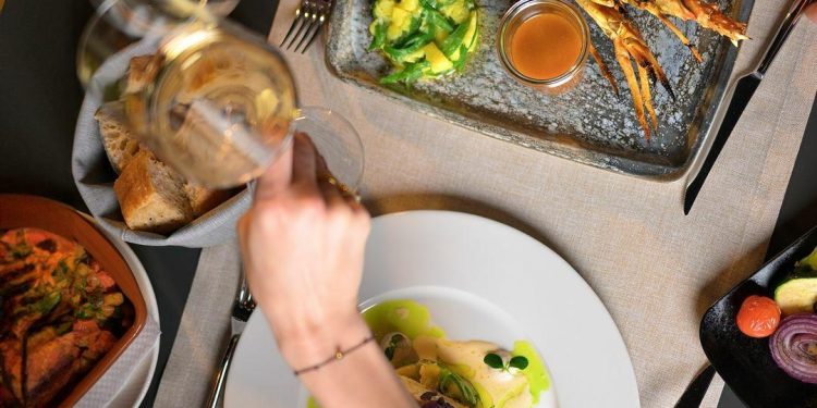 Vibe & Dine Petak u hotelu A’mare nudi retro glazbu, ukusnu hranu i osvježavajuće koktele koji garantiraju savršenu atmosferu za ples i zabavu