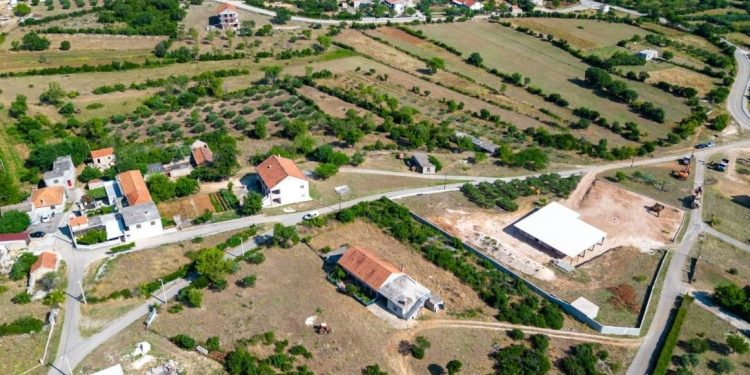 U Općini Sv. Filip i Jakov u tijeku radovi na izgradnji vodovoda u vrijednosti 4,3 milijuna eura, grade se priključci za 362 domaćinstva