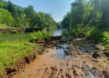 Zadarski – Počeli graditi hidroelektranu kod Vrela Une, dio naselja ostao bez vode. Dio toka rijeke je devastiran, a voda na izvoru