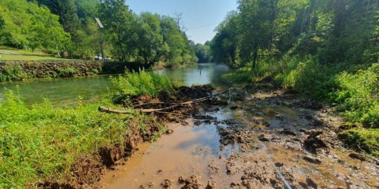 Zadarski – Počeli graditi hidroelektranu kod Vrela Une, dio naselja ostao bez vode. Dio toka rijeke je devastiran, a voda na izvoru