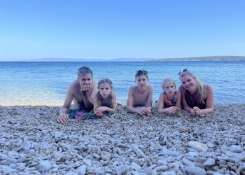 Slobodna Dalmacija – Oni su idealni gosti, pristojni, vole kulturu, čuvaju prirodu. I stalno se vraćaju na Hvar… Otkrili su nam puno toga