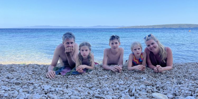 Slobodna Dalmacija – Oni su idealni gosti, pristojni, vole kulturu, čuvaju prirodu. I stalno se vraćaju na Hvar… Otkrili su nam puno toga