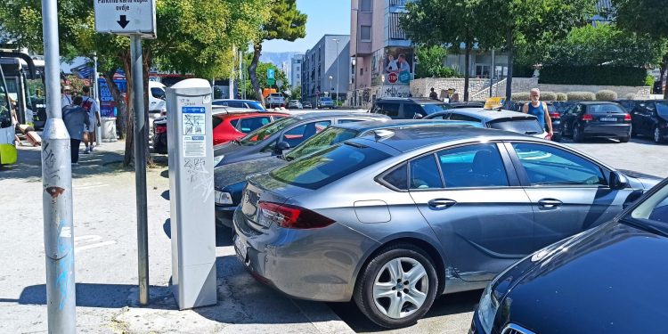 Slobodna Dalmacija – Dobro pogledajte fotografije snimljene u Splitu kod automata za naplatu parkinga. Ovdje bar dvije stvari nisu normalne