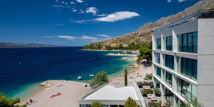 Slobodna Dalmacija – Medići su prava rajska oaza uz plažu, a mještani dijele baš sve, od prezimena do