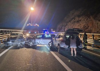 Slobodna Dalmacija – Kaos na brzoj cesti u Zagori: u sudaru tri auta teško ozlijeđena žena i prevezena u Split, donosimo slike s lica mjesta