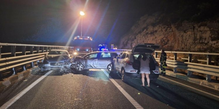 Slobodna Dalmacija – Kaos na brzoj cesti u Zagori: u sudaru tri auta teško ozlijeđena žena i prevezena u Split, donosimo slike s lica mjesta