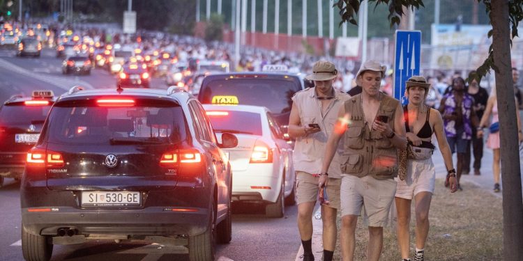 Slobodna Dalmacija – Nakon fajronta, na pozornicu su stigli taksisti. Jedan nam šapće: ‘Nek prođe prva gužva, sad će te oderat do gole kože’