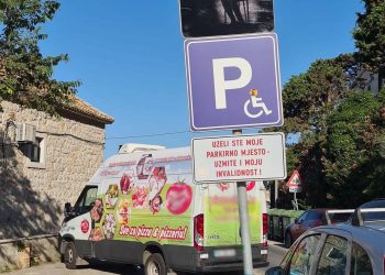 Dostava ima prednost?! Invalidi čekaju i po uru vremena da im se oslobodi mjesto za parkiranje iznad Banja
