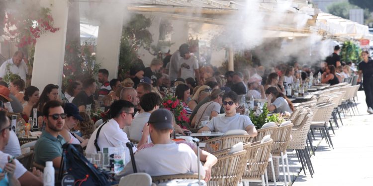 Slobodna Dalmacija – Parilo se iz kafića na Rivi: Splićani i turisti osvježenje od nesnosnih vrućina pronašli u debeloj hladovini