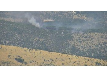 Slobodna Dalmacija – U okolici Trogira izbio je požar, gase ga vatrogasci iz Kaštela i Zagore, angažiran je i kanader