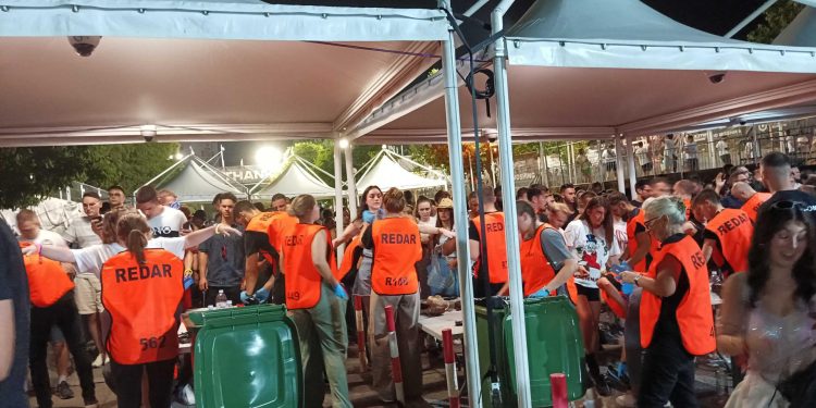 Slobodna Dalmacija – ‘Jeste vidjeli, zaštitar ga je udario po ruci, unio mu se u lice! Ovo je sramotno!’: svjedočili smo neugodnom incidentu