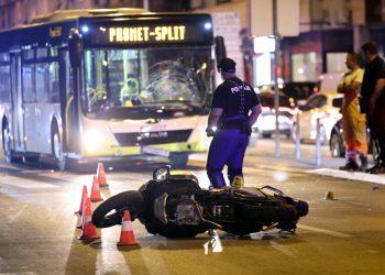 Slobodna Dalmacija – Detalji sinoćnje prometne u Splitu: motociklist stao propustiti pješake i završio u bolnici, Prometov vozač ga udario