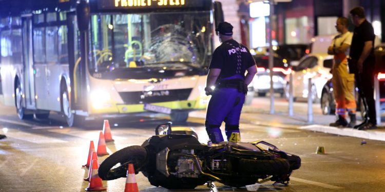 Slobodna Dalmacija – Detalji sinoćnje prometne u Splitu: motociklist stao propustiti pješake i završio u bolnici, Prometov vozač ga udario