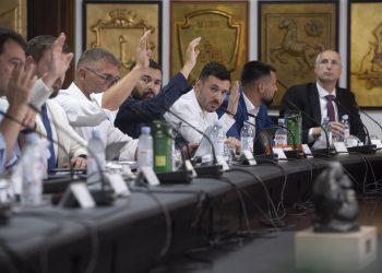 Slobodna Dalmacija – Ograničeno radno vrijeme noćnih klubova u Splitu; oporba se digla na noge: ‘A kad će raditi nego po noći?!’