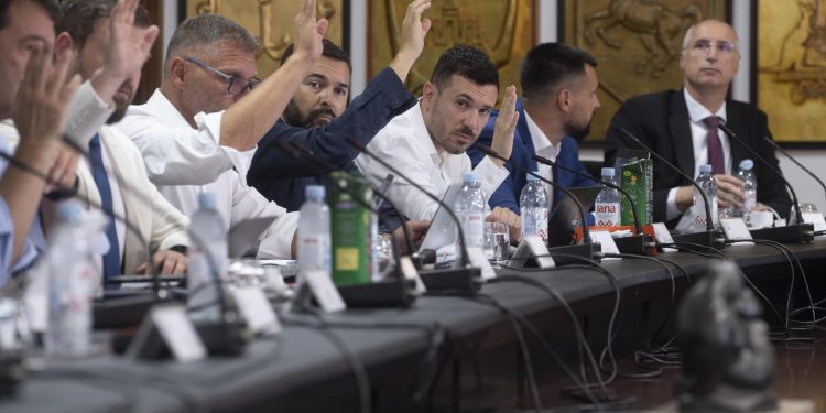 Slobodna Dalmacija – Ograničeno radno vrijeme noćnih klubova u Splitu; oporba se digla na noge: ‘A kad će raditi nego po noći?!’